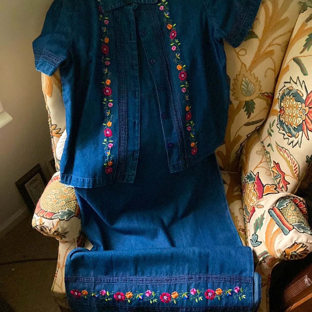 Denim Dress, w slits on side. Embroidery & eyelet on hem & sides of jacket.